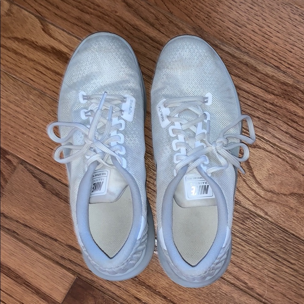 white nike tennis shoes